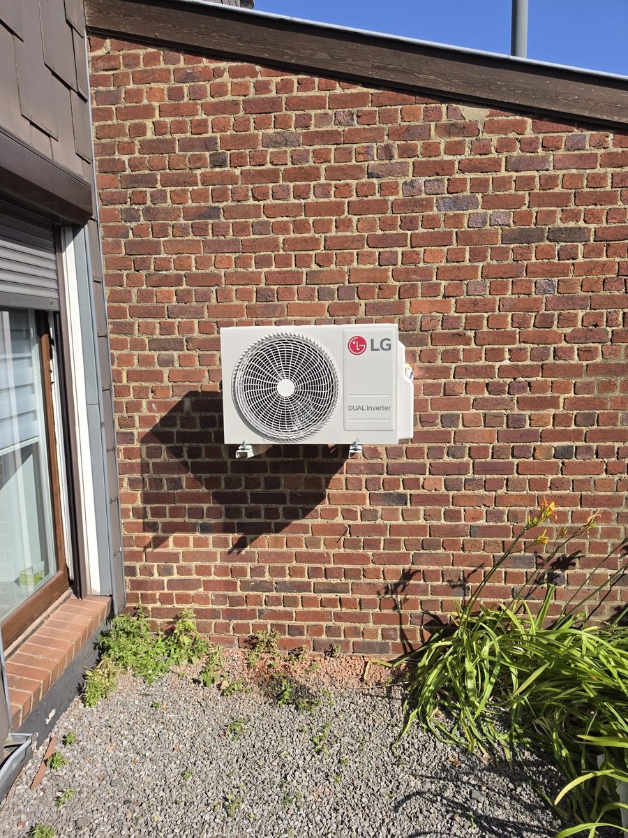 Groupe extérieur LG sur façade en briques